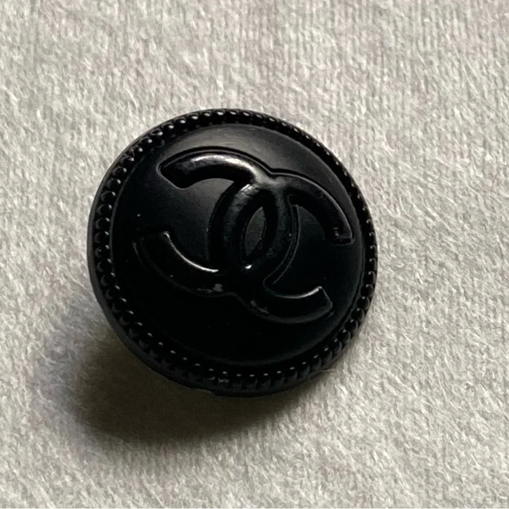 3 Chanel button - Picture 4 of 10